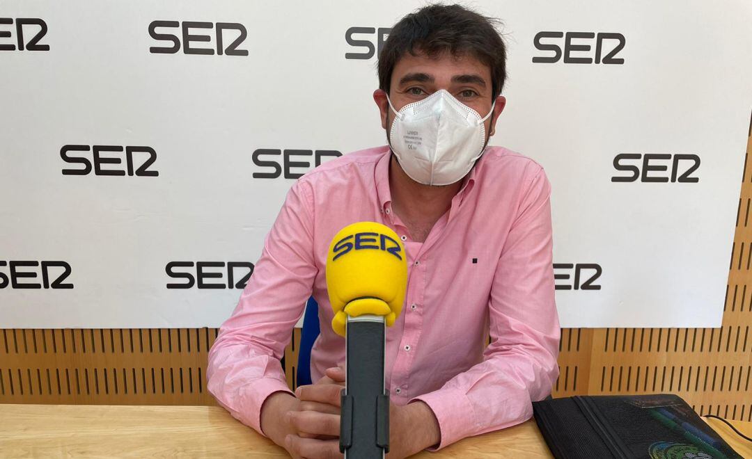 Ernesto de la Cruz, responsable de Enseñanza de UGT, en los estudios de Radio Murcia