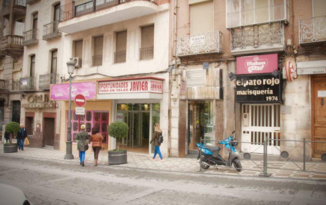 Varios comercios en la calle Bernabé Soriano de la capital.