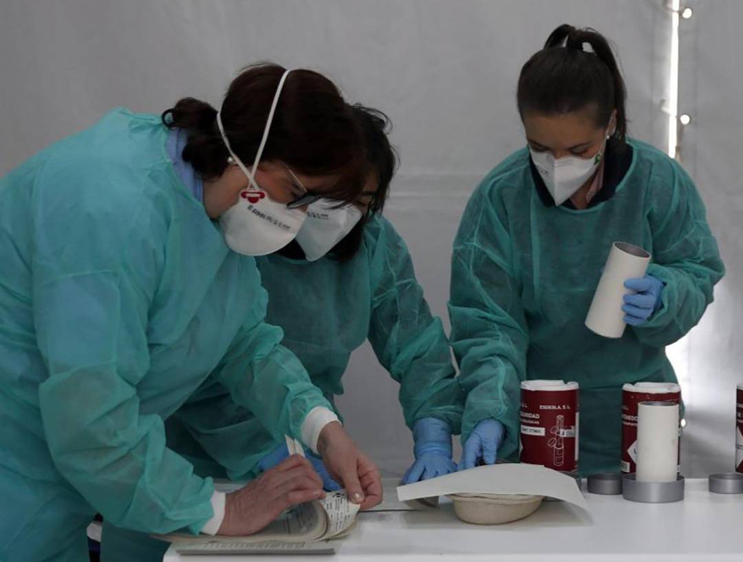 Imagen de archivo de unas enfermeras trabajando con mascarillas.