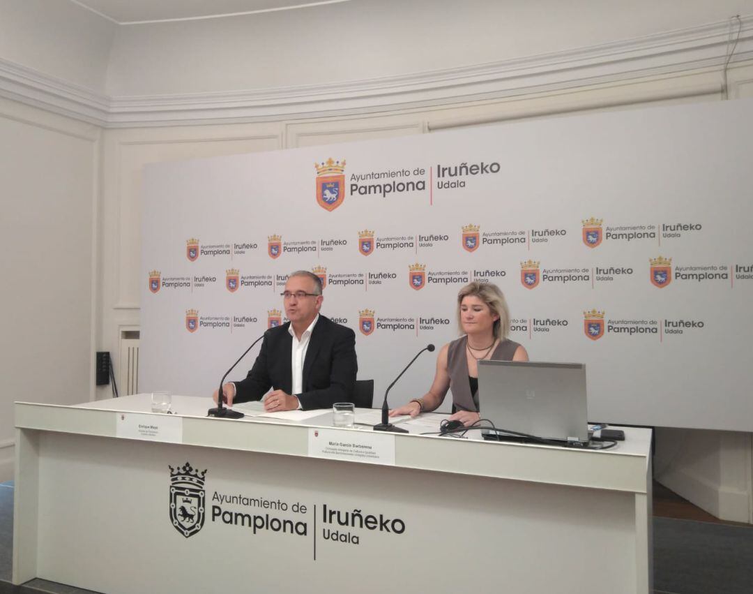 Enrique Maya, alcalde de Pamplona, y María García-Barberena, concejala, en la presentación del programa de San Fermín.