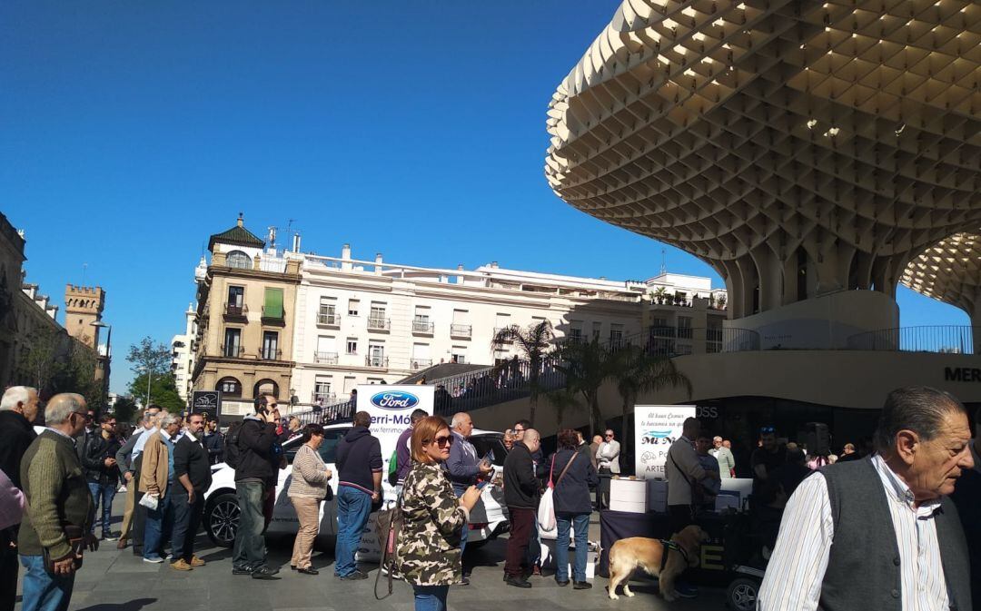 Muchos sevillanos han hecho cola en las Setas de la Encarnación para llevarse el programa de mano de Cruz de Guía
