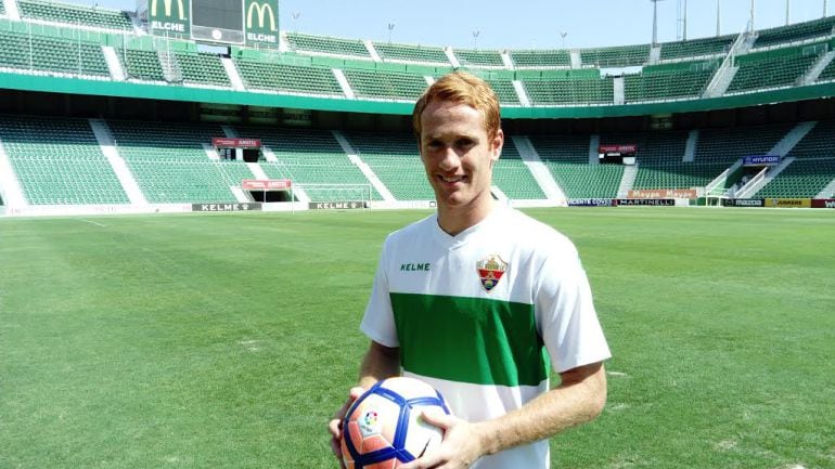 El último fichaje del Elche C.F. Álex Fernández puede debutar ante el Tenerife