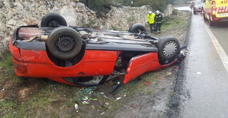 El turismo se ha salido de la vía y posteriormente ha volcado