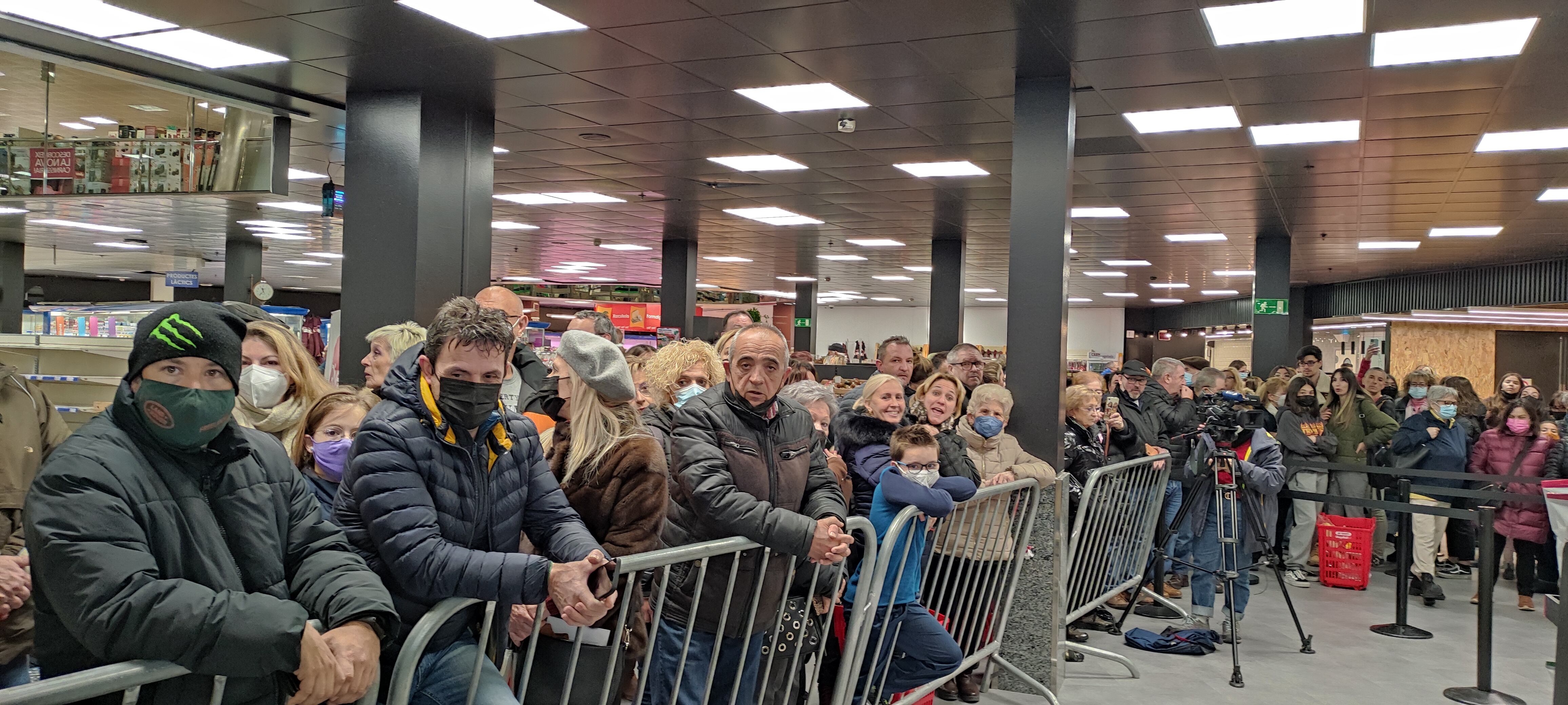 Seguidors de Belén Esteban esperant la seva aparició a River Centre Comercial