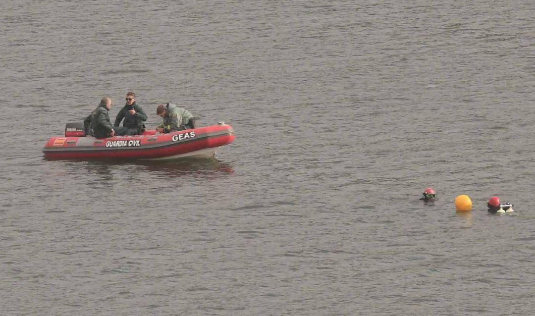 Buscan a piloto de autogiro que cayó esta mañana al pantano de Iznájar en Córdoba