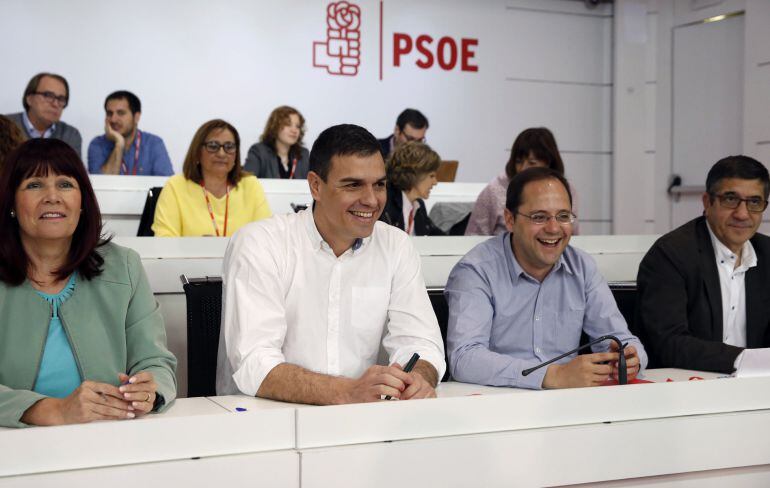 El secretario general del PSOE, Pedro Sánchez, junto al secretario de Organización, César Luena, el secretario de Acción Política y Ciudadana, Patxi López, y la presidenta del partido, Micaela Navarro. 