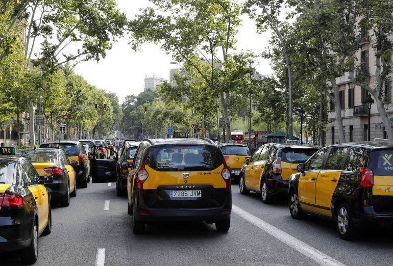 Diversos taxis ocupan la Gran Vía de les Corts Catalanes de Barcelona durante la huelga indefinida que los taxistas de Barcelona y Madrid.