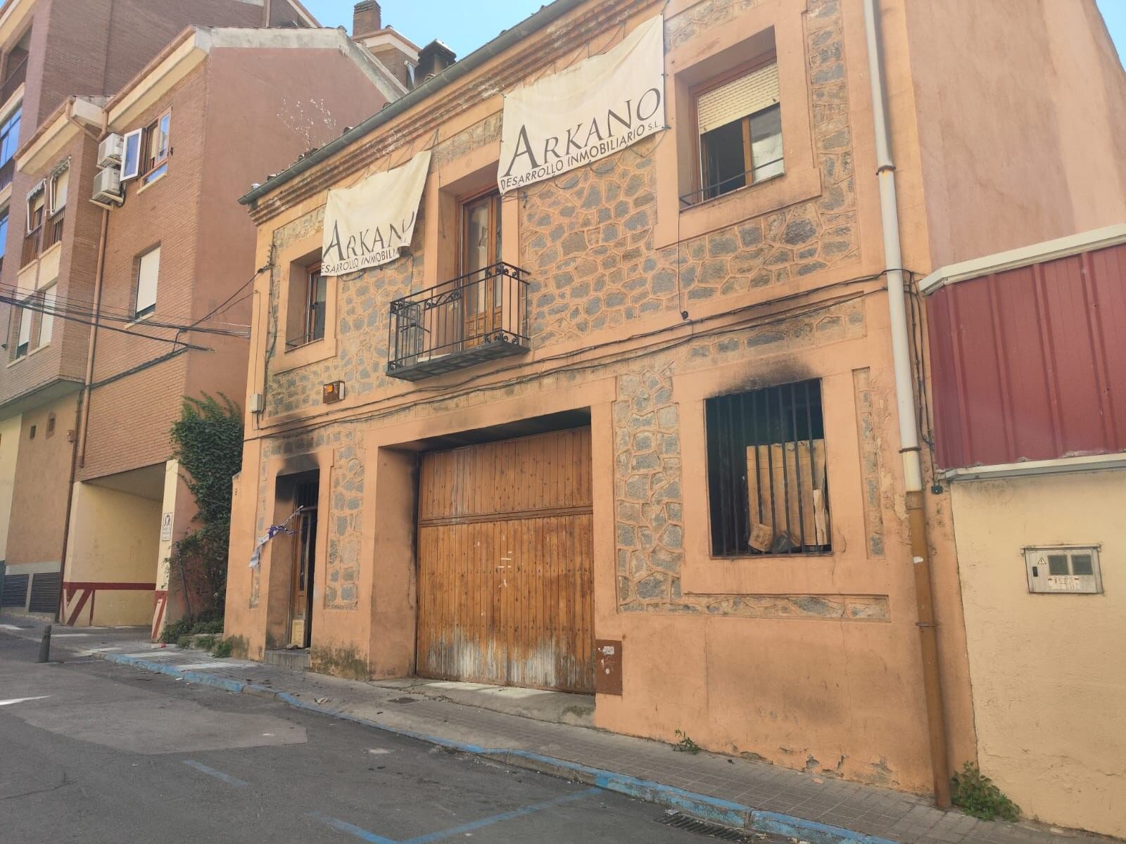 Edificio donde se producía esta madrugada el incendio en la calle Velódromo