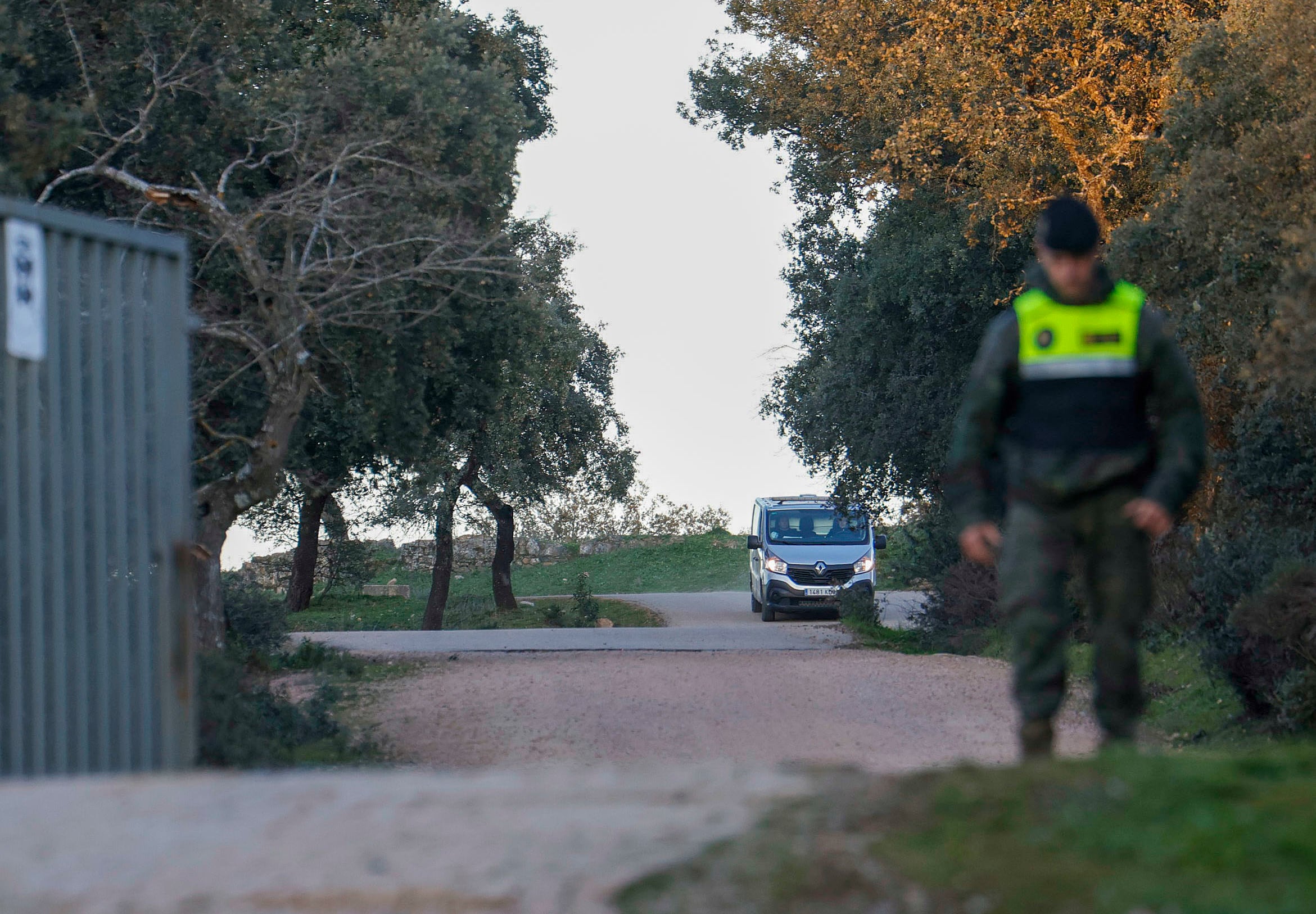 CÓRDOBA, 21/12/2023.- Un vehículo del tanatorio de Córdoba sale de la base de la Brigada &quot;Guzmán el Bueno&quot; X de Cerro Muriano, tras el hallazgo de los dos cuerpos sin vida de los militares desaparecidos durante una maniobras que se estaban llevando a cabo en un embalse de la provincia cordobesa.- EFE/ Salas
