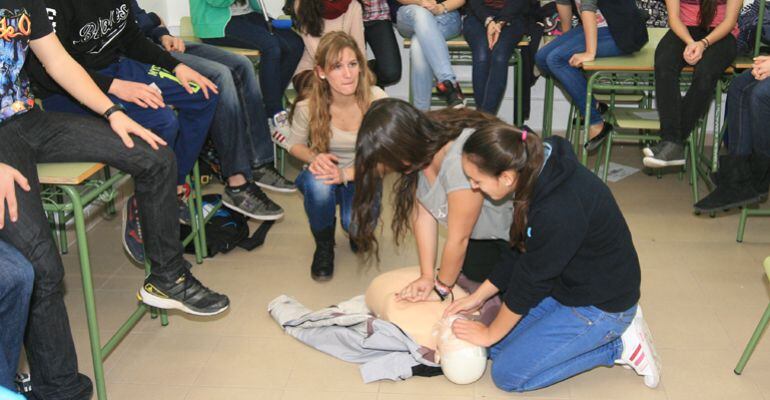 Clase de primeros auxilios en un Instituto de Tres Cantos