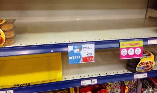 L'aparador de productes Panrico, buit al supermercat