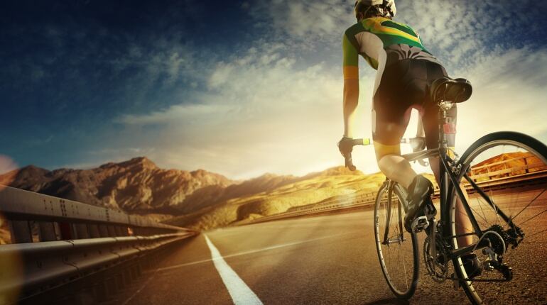 Imagen de un ciclista pedaleando por una carretera.