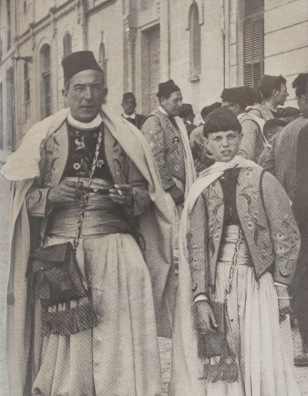 Imagen de Camilo Sesto de joven junto a su padre, vestidos de Judios, justo delante del lugar donde estará ubicado su museo en la calle Camí, 40