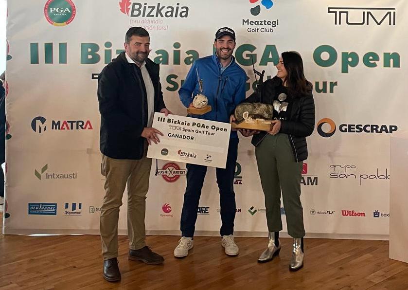 David Borda recibe el trofeo de ganador del III Open Bizkaia de golf