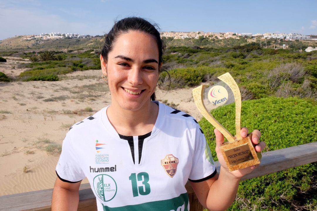 Laura Hernández con el trofeo "Vicen Muñoz"