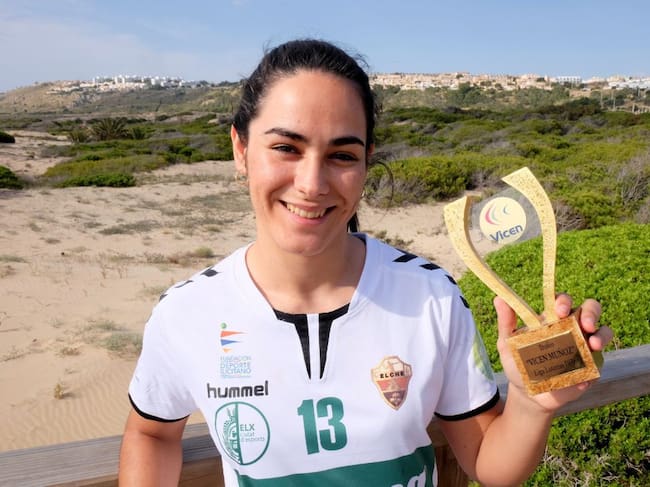 Laura Hernández con el trofeo "Vicen Muñoz"