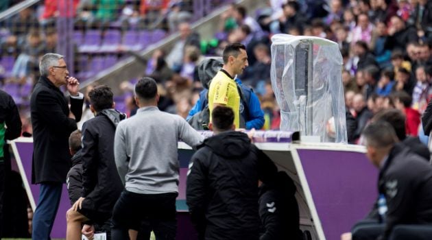 Sánchez Martínez consulta la pantalla del VAR durante el Real Valladolid vs Sevilla de esta temporada