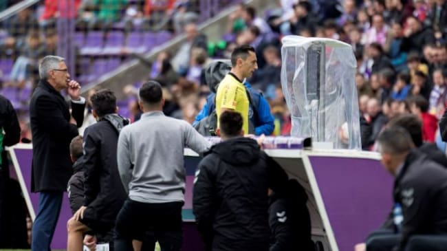 Sánchez Martínez consulta la pantalla del VAR durante el Real Valladolid vs Sevilla de esta temporada