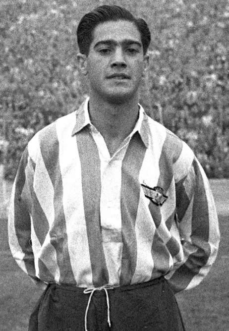 Fotografía de archivo del 24 de noviembre de 1946 del delantero del Atlético de Madrid Adrián Escudero García, cuando el club todavía se llamaba Atlético Aviación. El ex delantero del Atlético de Madrid, club en el que estuvo toda su carrera profesional c