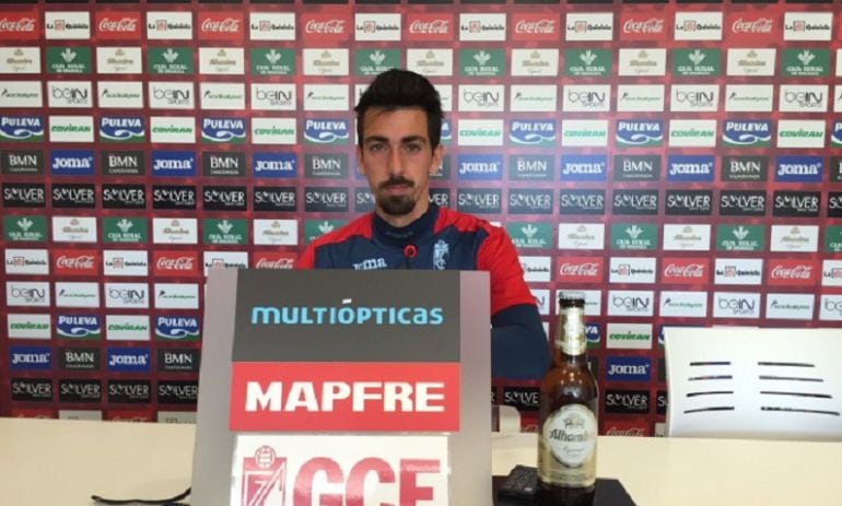 El extremo del Granada Isaac Cuenca atiende a los medios en rueda de prensa