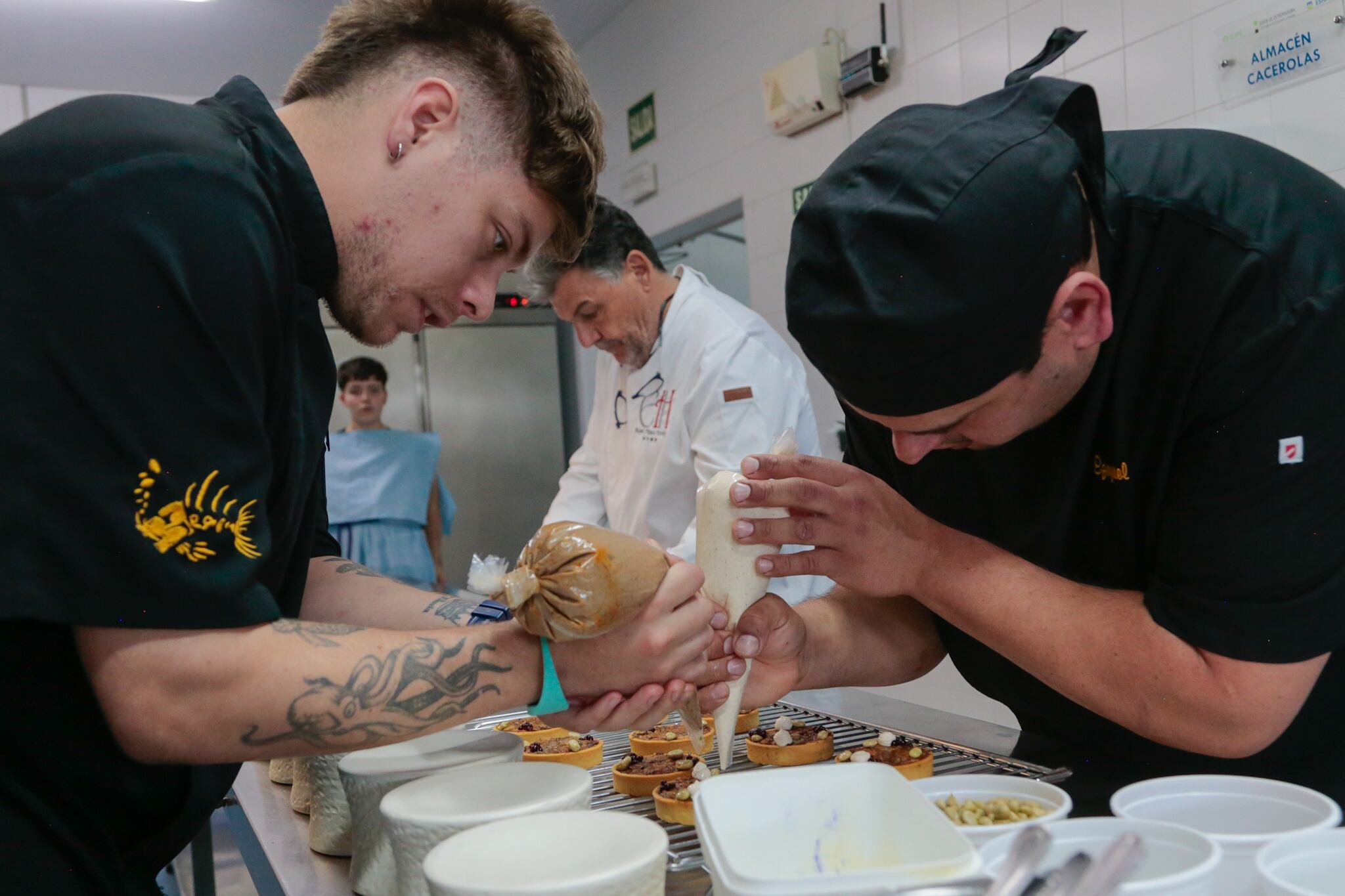 Cocineros participantes del concursos elaborando las tapas