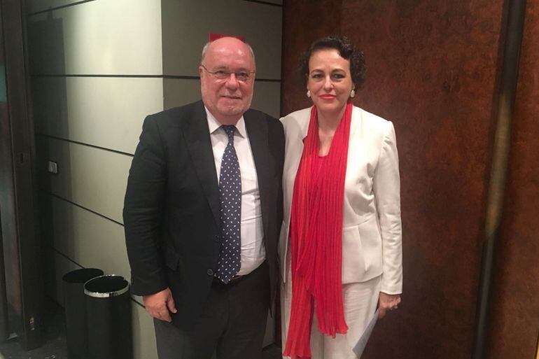 Sota con la ministra Magdalena Valerio