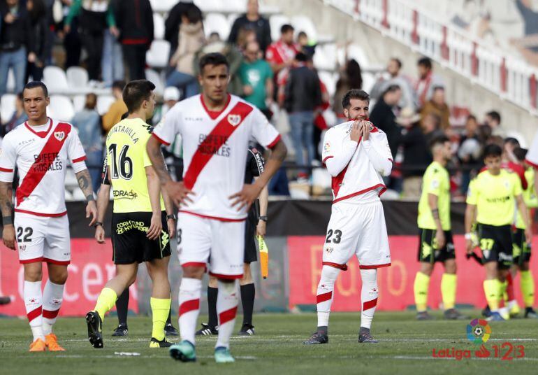 Los jugadores del Rayo, cariacontecidos tras la derrota ante el Córdoba.