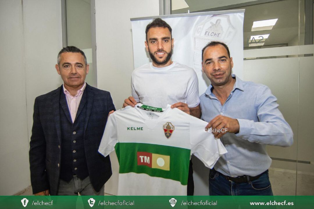 Gonzalo Verdú, en el centro, junto al presidente Diego García y al director deportivo Jorge Cordero