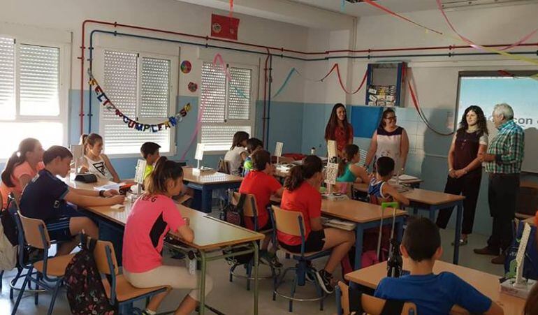 Alumnos de Cabra del Santo Cristo participan en una charla.