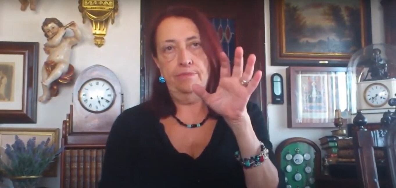 Carmen Gómez Ojea en su casa durante una charla con Pablo Monella.