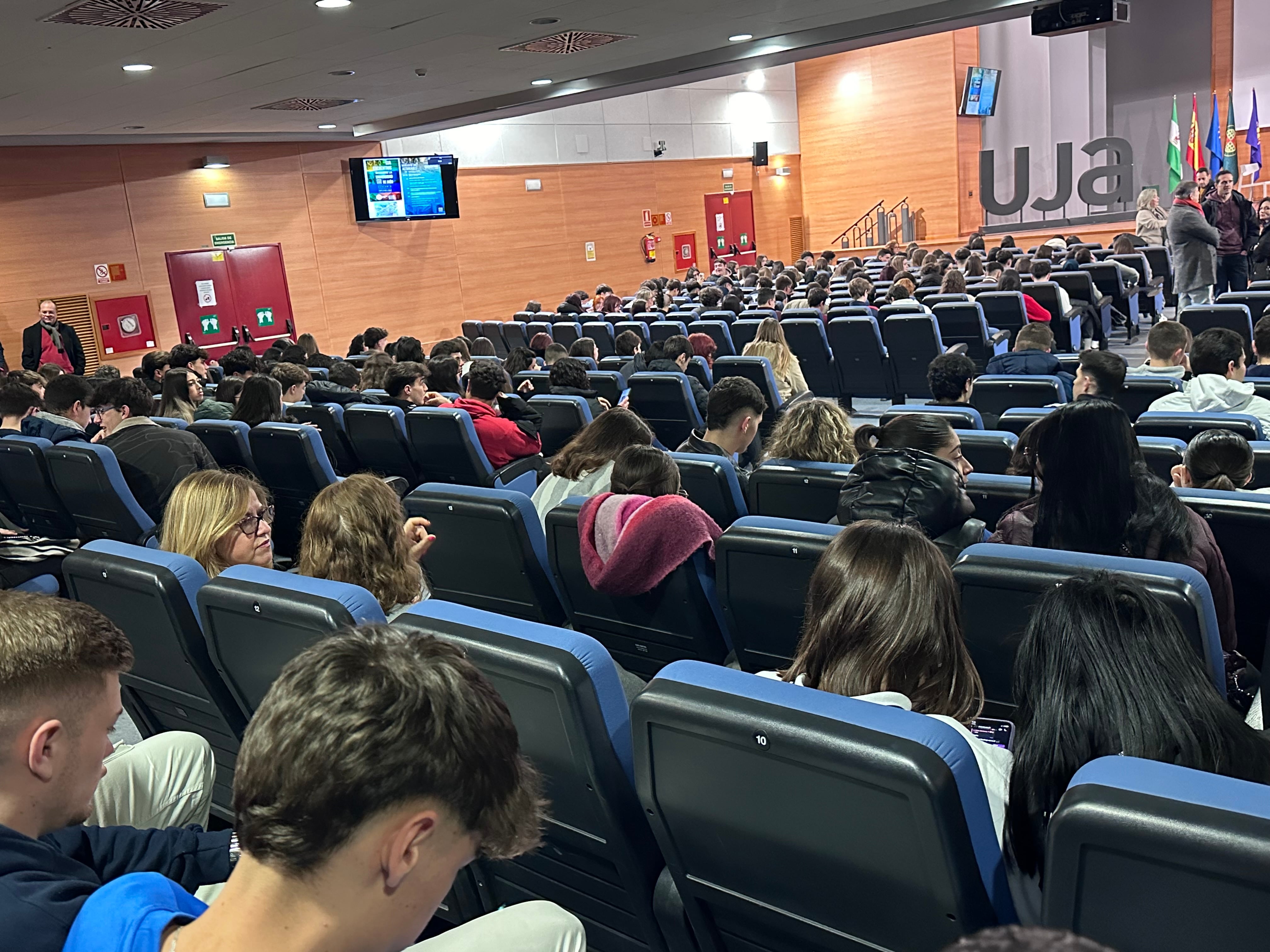 Estudiantes participan en &#039;Encuentros UJA&#039;.