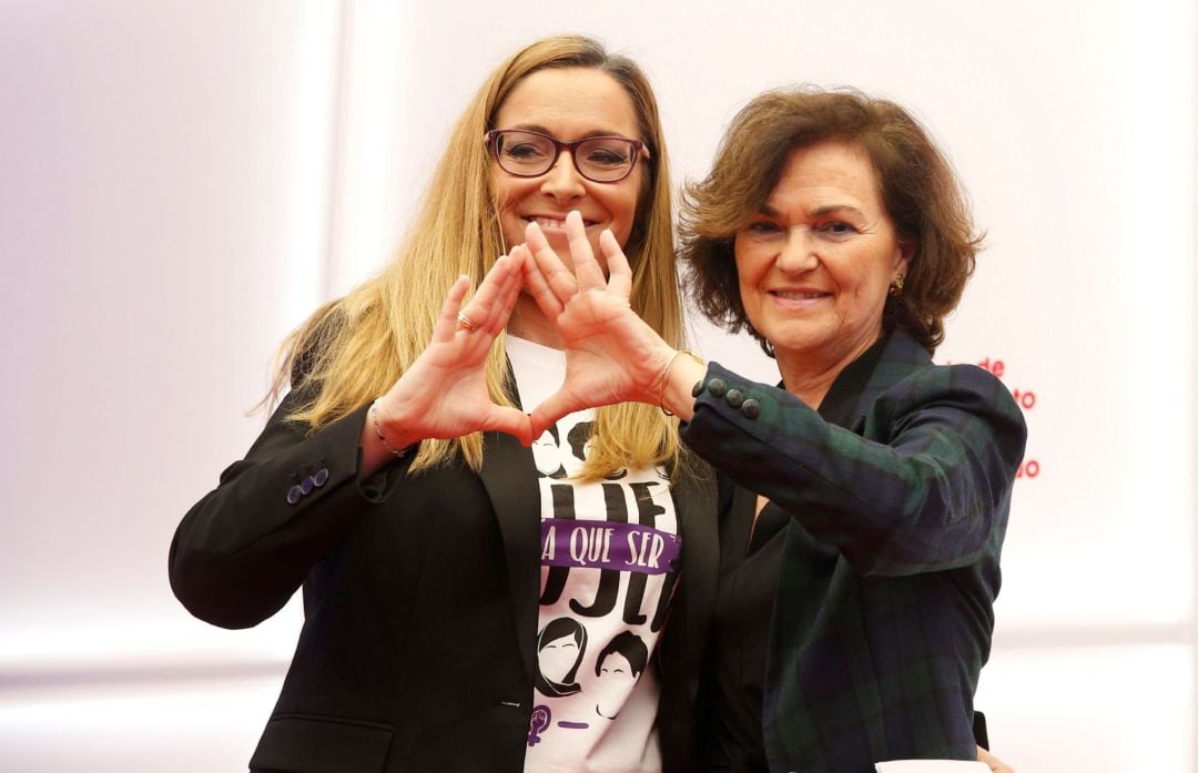 La secretaria de Igualdad del PSOE y vicepresidenta primera del Gobierno, Carmen Calvo junto a la secretaria de Igualdad del PSOE en Madrid, Lorena Morales, en la presentación de la Escuela de Pensamiento Feminista &quot;Elena Arnedo&quot;, en la sede del PSOE de Madrid. 