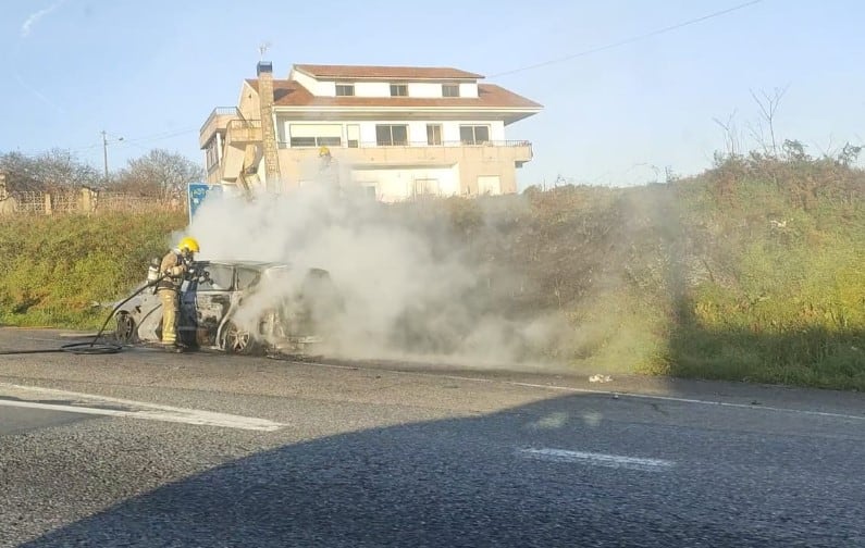 Coche calcinado en la  A-55.