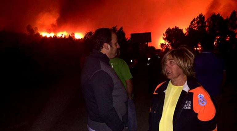 Rosario Cordero, anoche en la zona del incendio.