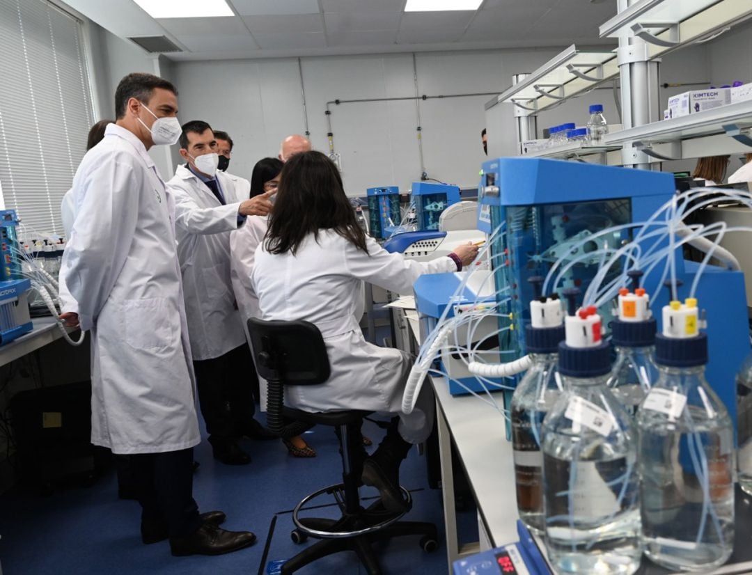 El presidente del Gobierno Pedro Sánchez en su visita a Laboratorios ROVI en Granada