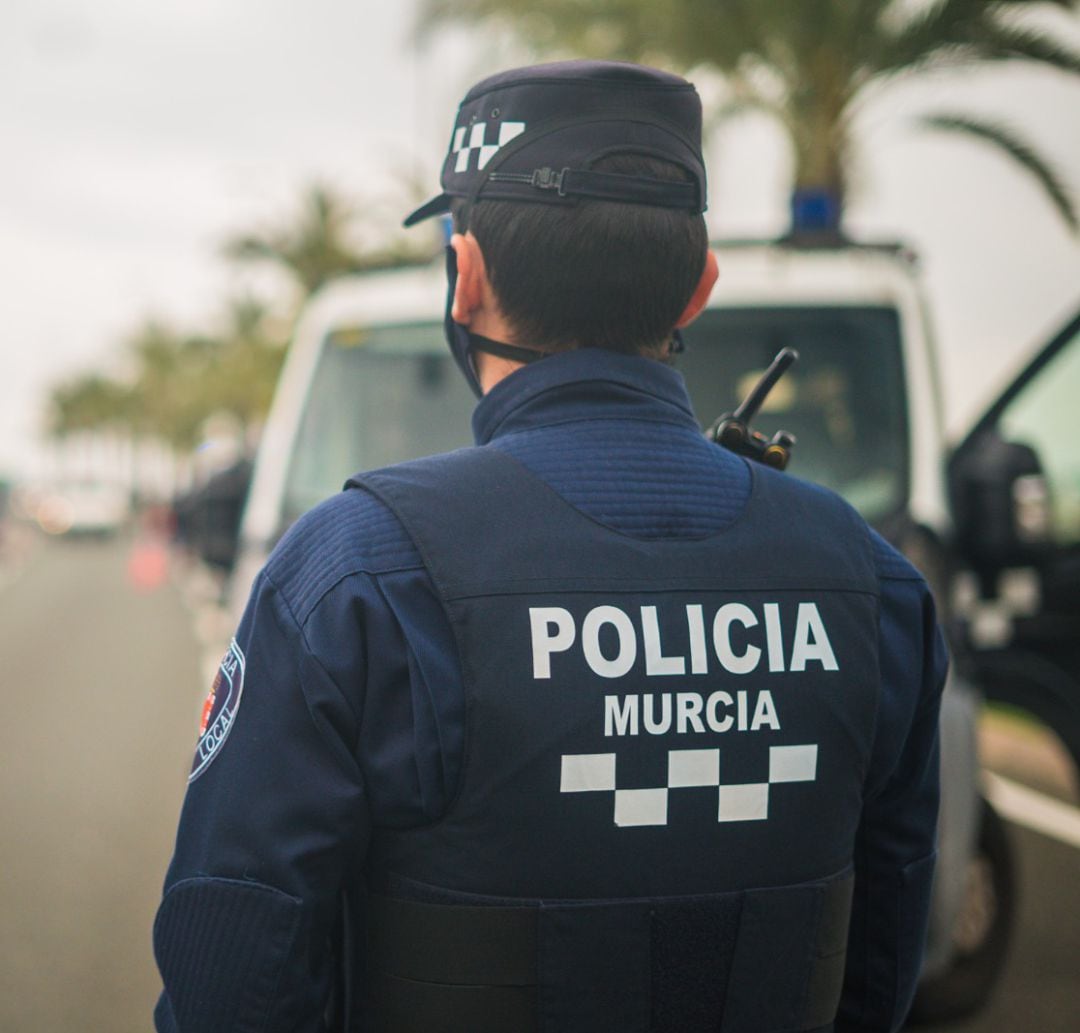 Hiere a un perro al estrellarlo contra la puerta de su pareja en una pelea