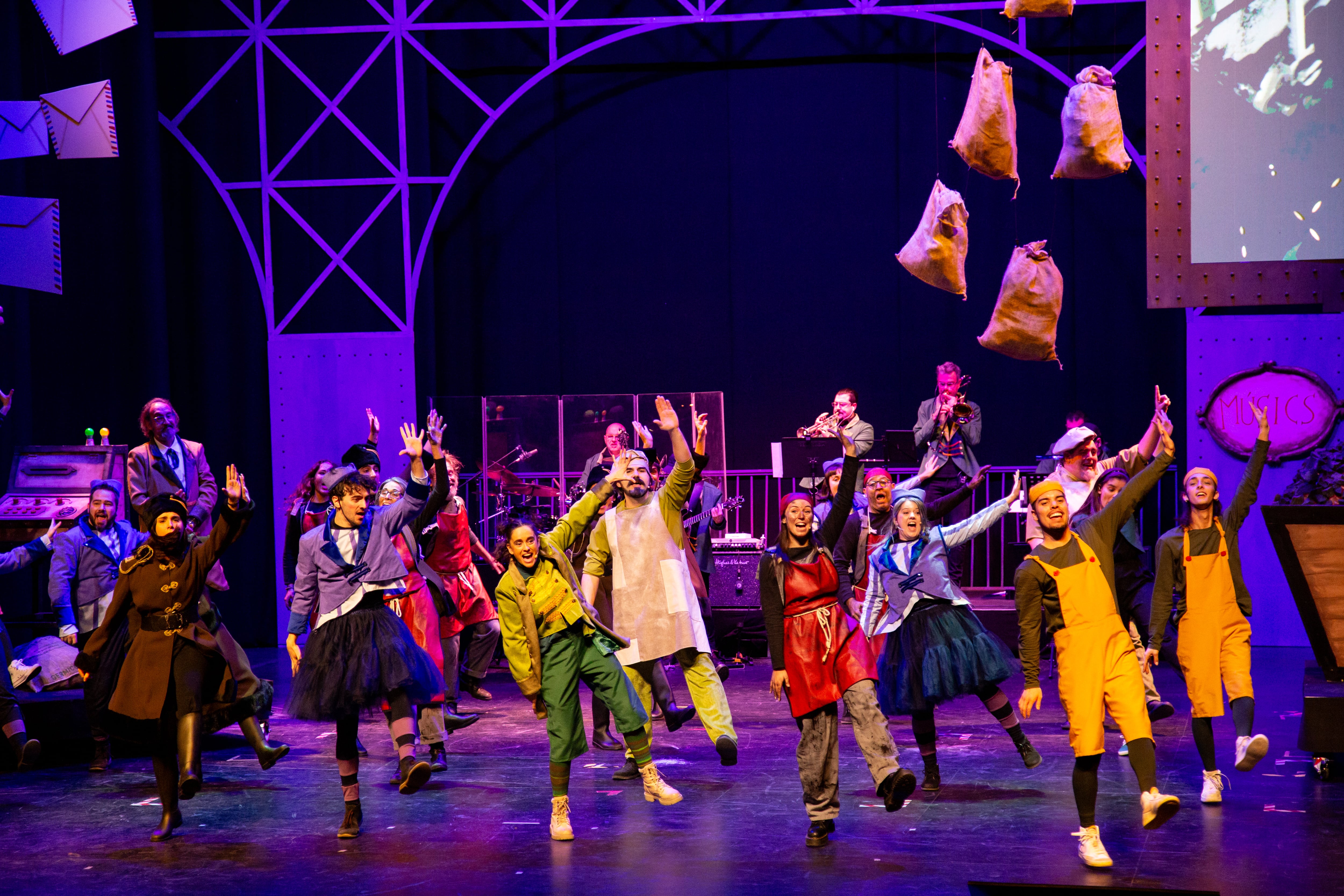 Un moment de l'espectacle "La Factoria dels Reixos" que enguany es fa a la Llotja i amb música en directe. Foto: Ajuntament de Lleida.