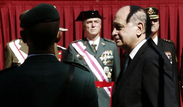 El ministro del Interior, Jorge Fernández Díaz, pasa revista antes de comenzar el acto de entrega de la Bandera Nacional a la 9 Zona de la Guardia Civil en Navarra.