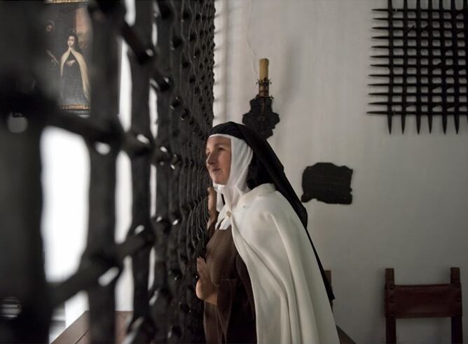 Una monja tras la celosía del Convento de San José.