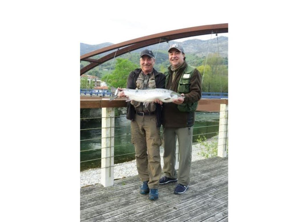 Fernando López (derecha) junto a su compañero Laureano Toraño posan con el Campanu de Asturias 