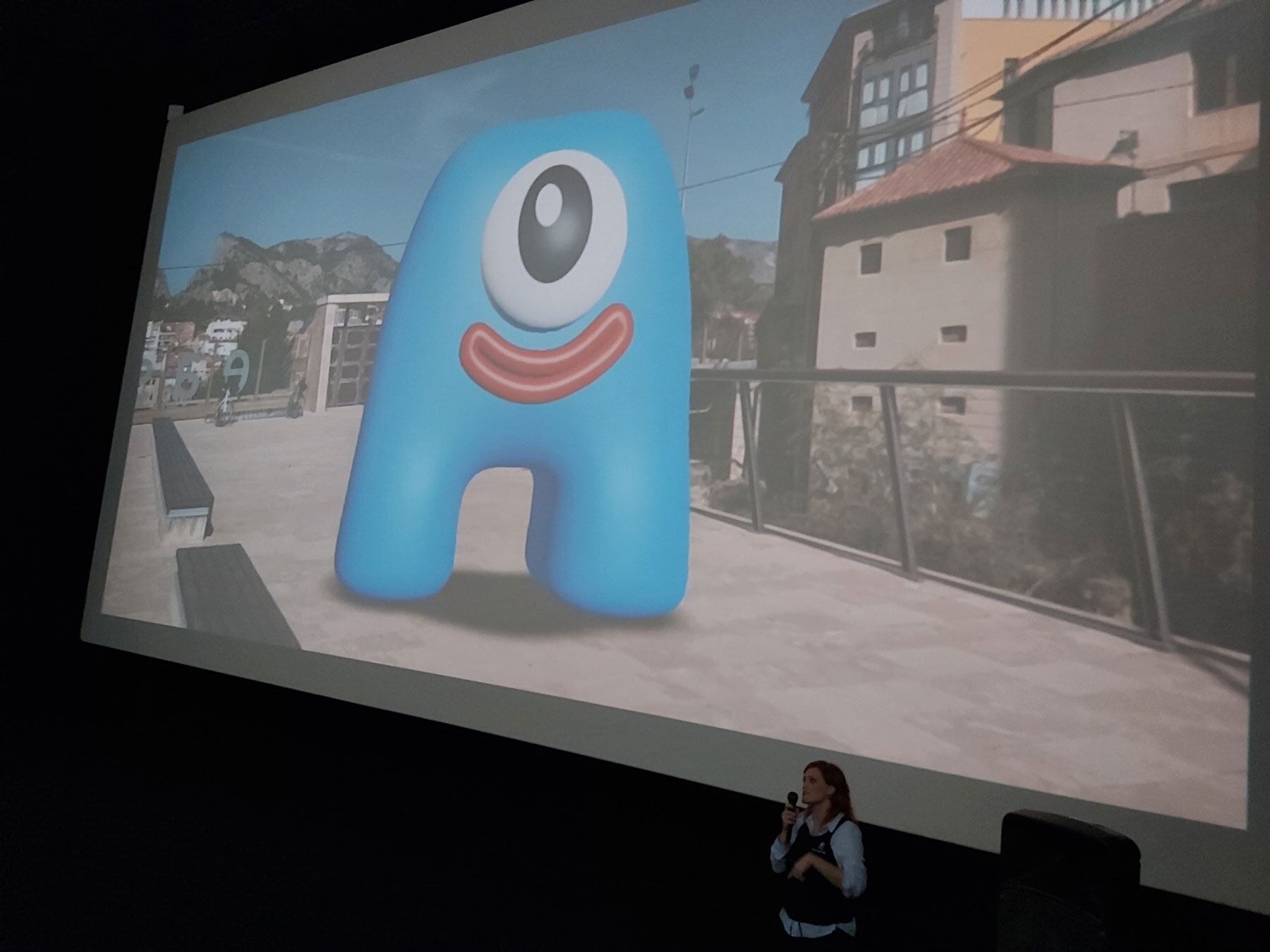 Diana Cortés y la mascota Aitana durante la presentación del festival