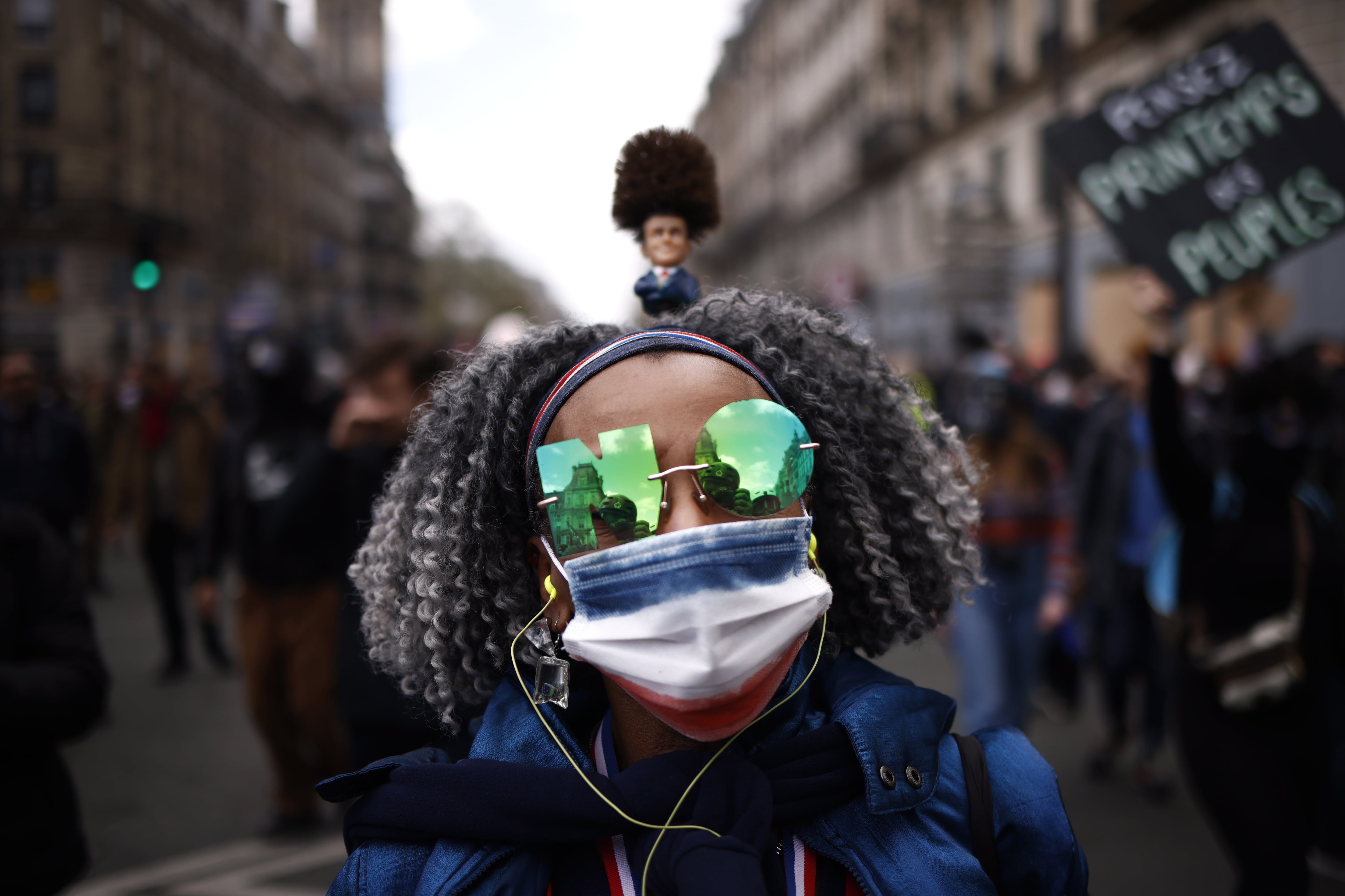 Una mujer durante la manifestación de París con unas gafas con la palabra &#039;No&#039;