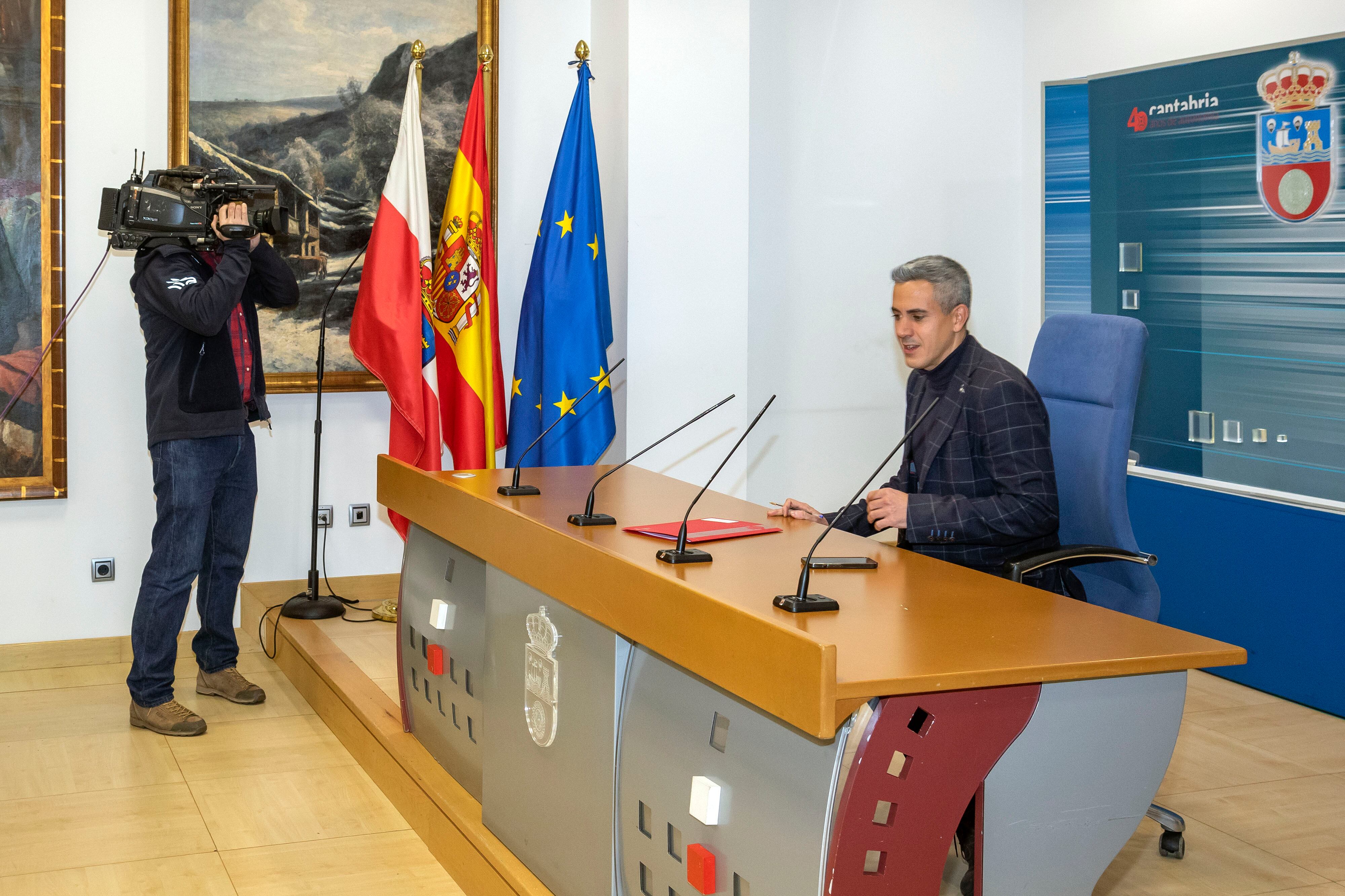 El vicepresidente , Pablo Zuloaga, informa, en rueda de prensa, de los acuerdos del Consejo de Gobierno.