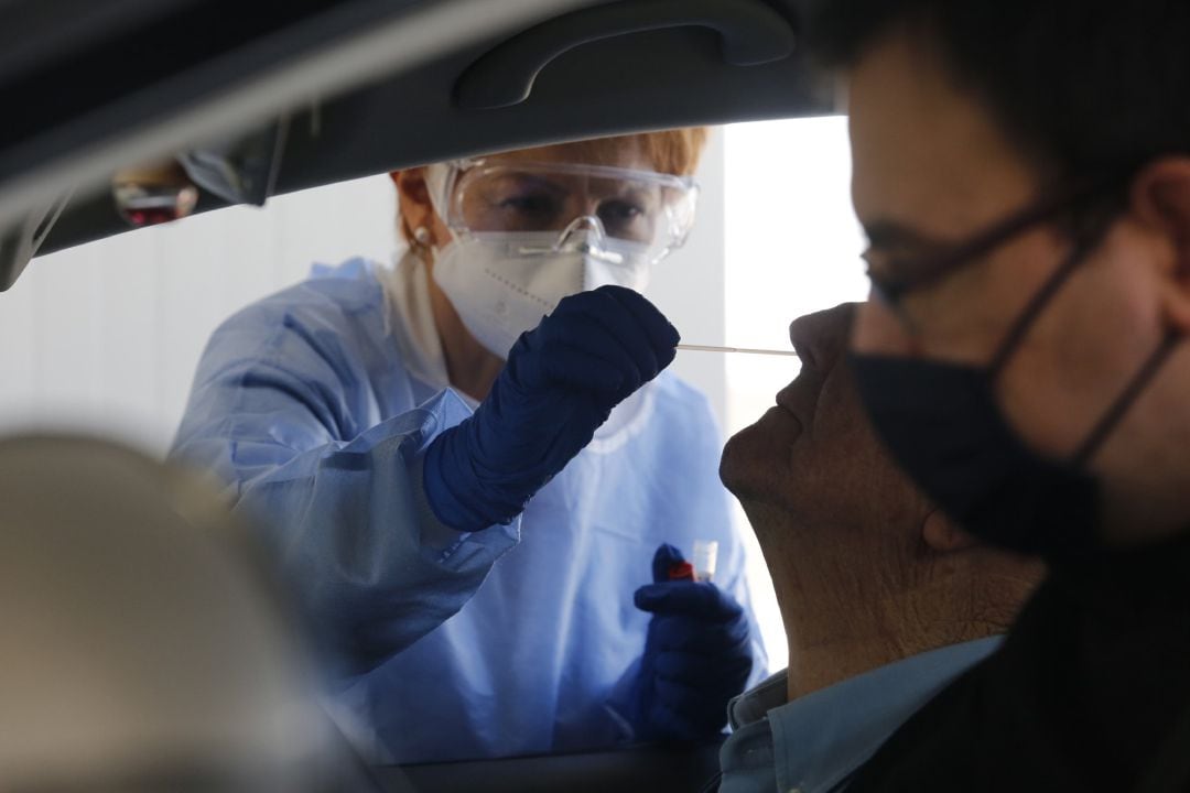 La enfermera Fátima Montero Embil realiza test PCR para la detección del COVID-19 en el "Autocovid" del Hospital Universitario Central de Asturias (HUCA), Oviedo.
