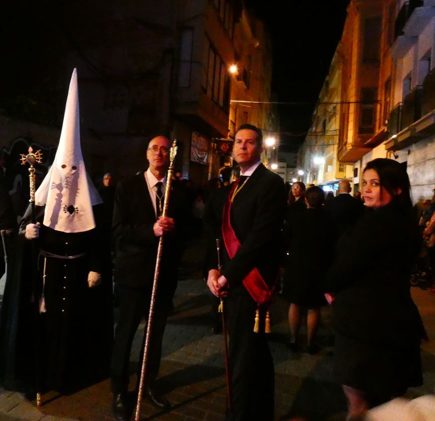 Rubén Alfaro, alcalde de Elda, Lorena Pedrero, concejala de Fiestas, José Pascual Bernabé, presidente de la Semana Santa de Elda, observando a la Soledad