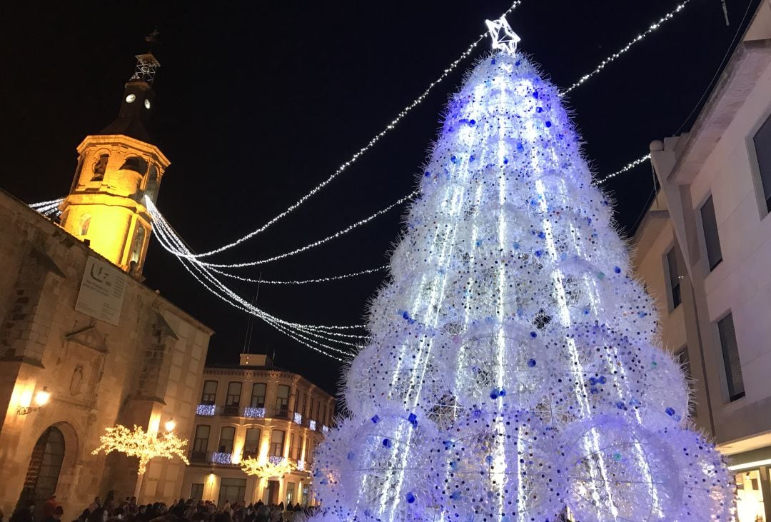 Estas navidades el gran árbol del reciclaje y la inclusión volverá a coronar la iluminación de Valdepeñas (Ciudad Real)