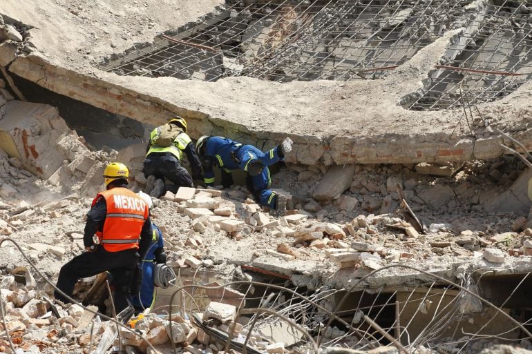 Las labores de rescate continúan en el Juchitán.