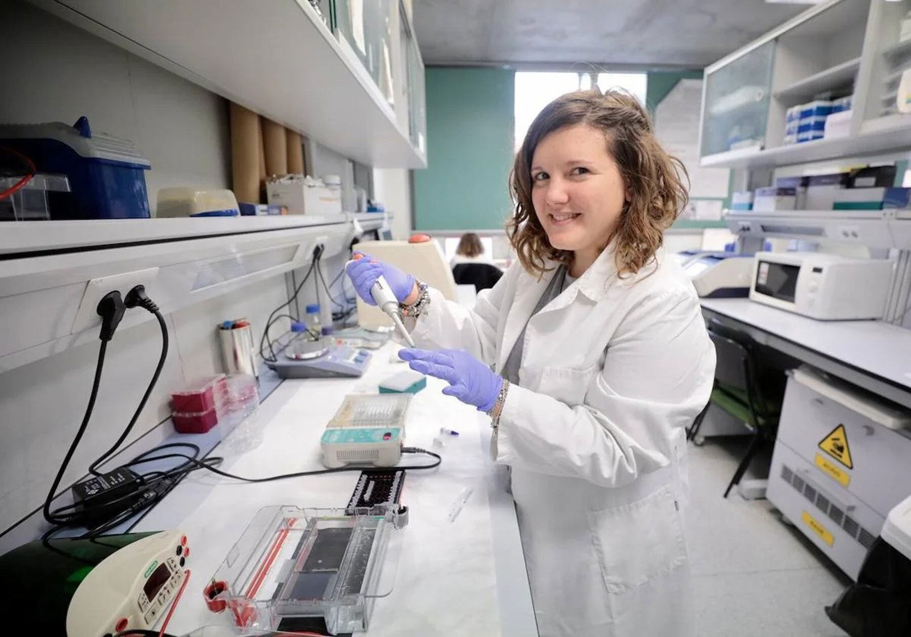 La investigadora alcoyana Lara Sanoguera, en el laboratorio en el que trabaja