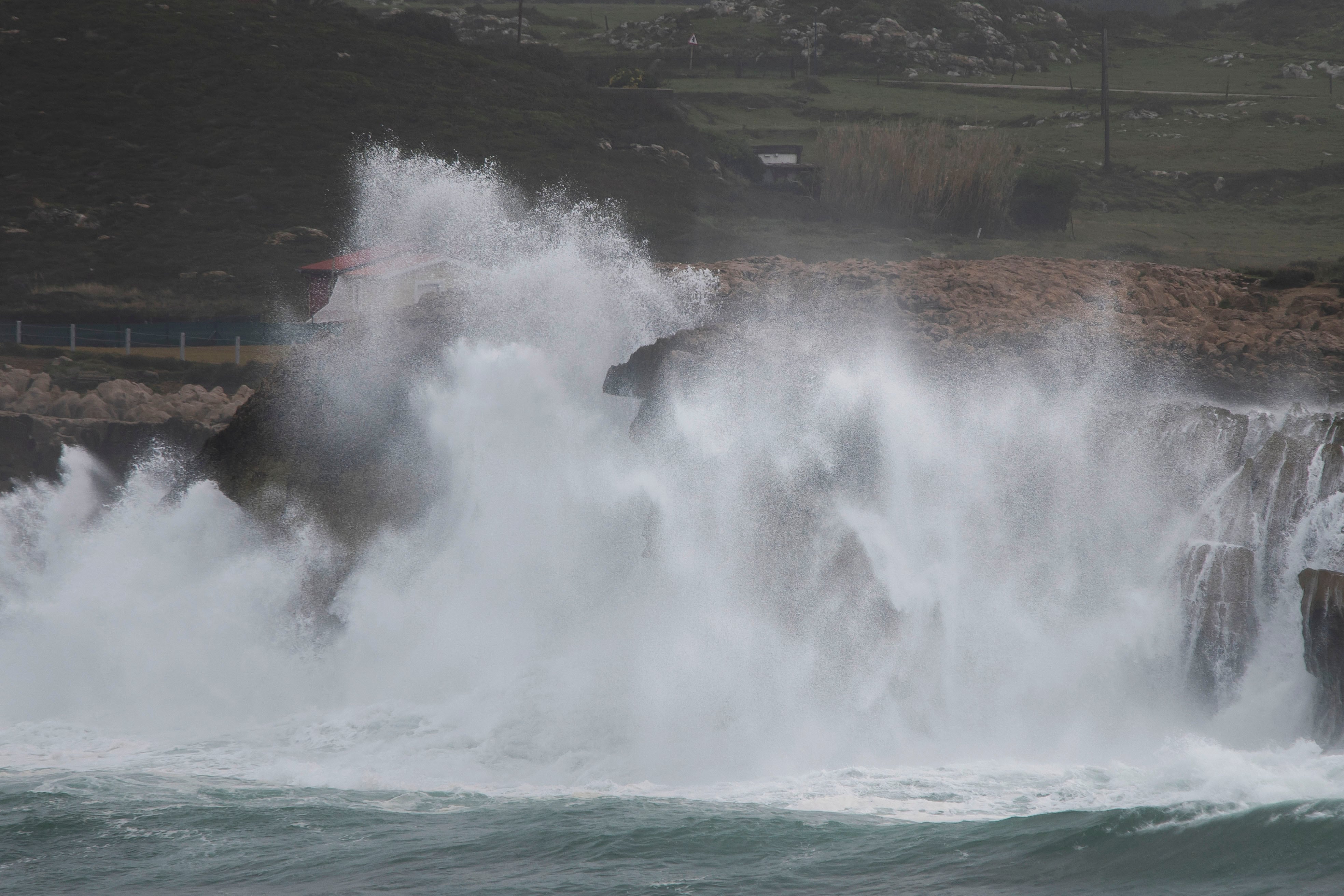 SUANCES (CANTABRIA), 04/11/2023.- Una ola rompe en los acantilados de la costa de Cuchía visto desde la localidad cántabra de Suances, este sábado, durante la alerta roja por fenómenos costeros adversos en la costa cántabra. El servicio de Emergencias 112 del Gobierno de Cantabria ha intervenido en cinco incidencias por los fenómenos adversos esta pasada noche, hasta las 7 de la mañana de hoy, con 10 llamadas, y desde el inicio del temporal se han producido 280 intervenciones y se han atendido cerca de 500 llamadas. EFE/Pedro Puente Hoyos