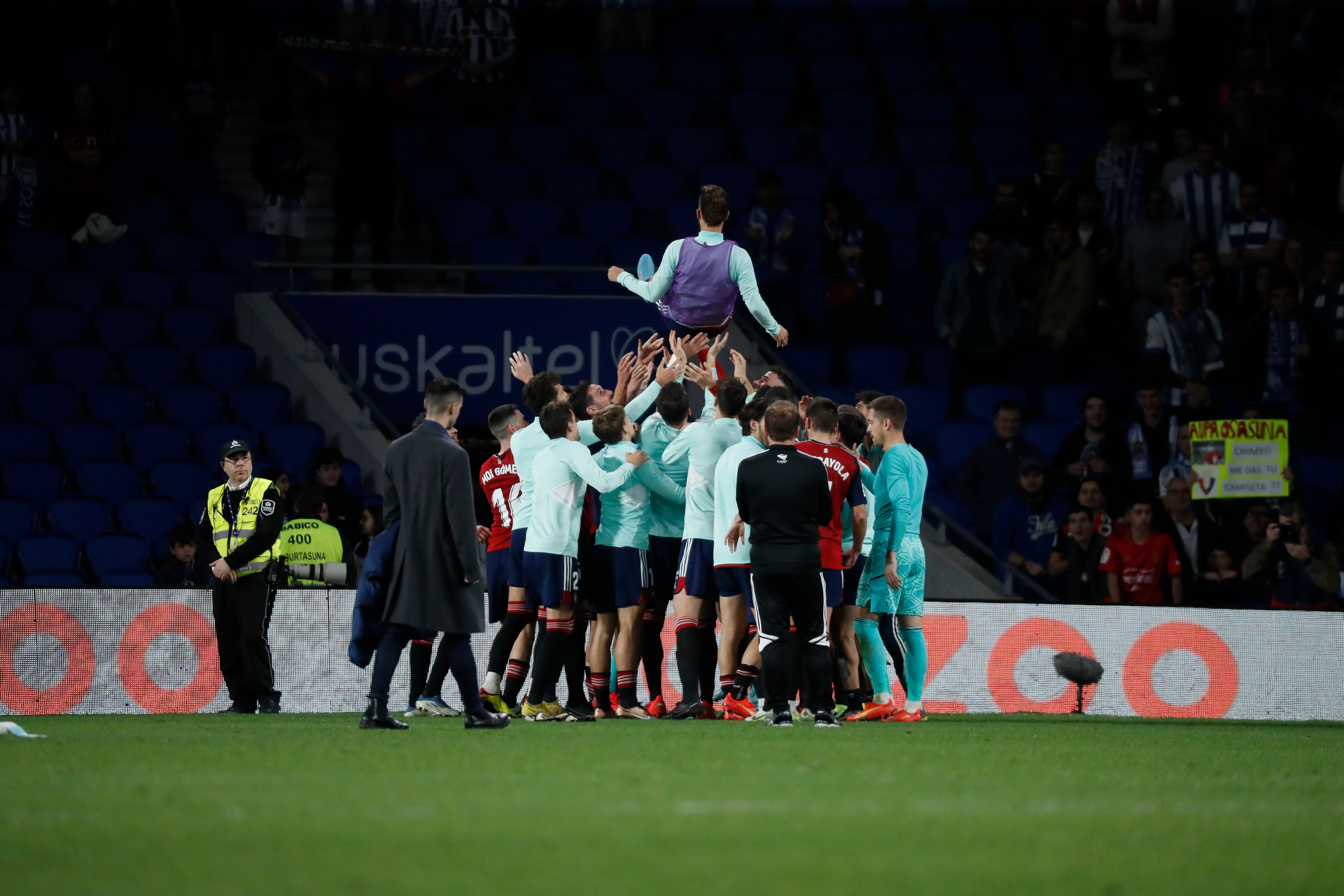 Roberto Torres es manteado por sus compañeros de Osasuna en su despedida en Anoeta ante la Real Sociedad